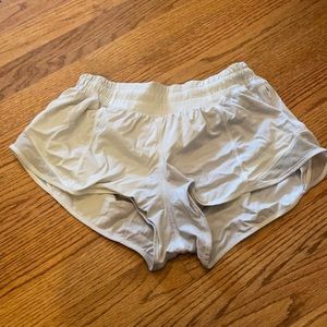 Lululemon white hotty hot shorts 2.5”